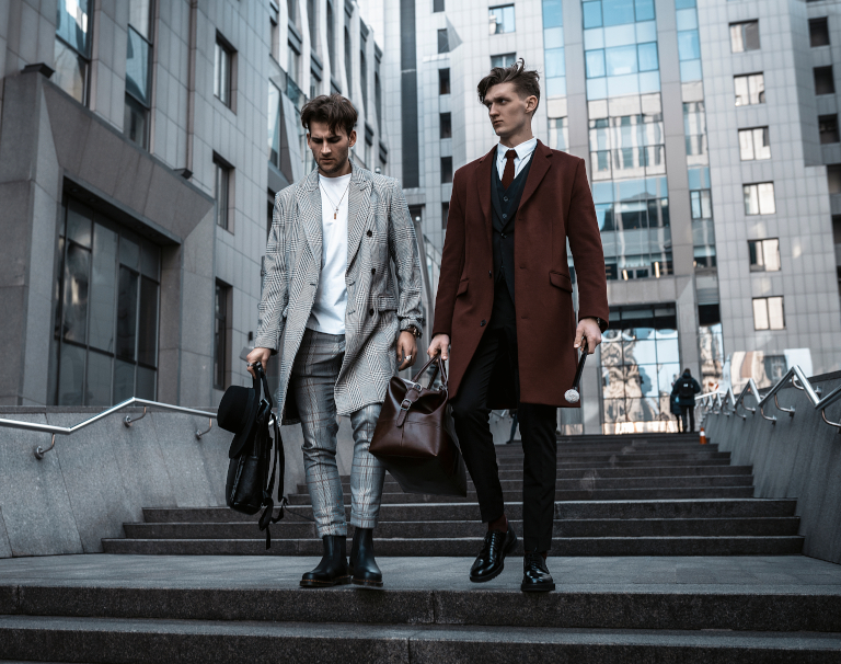Płaszcz dyplomatka – do czego pasuje? Stylista radzi