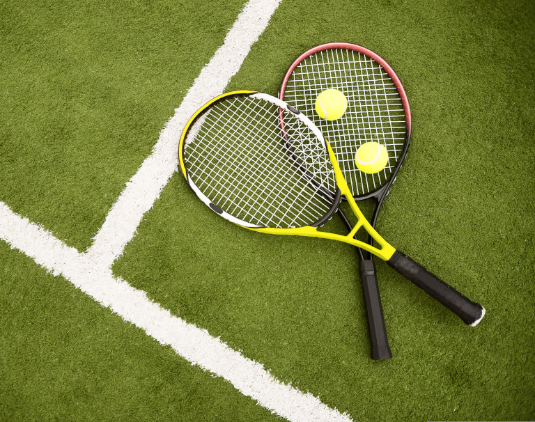 Kultowy sport tenis – jak grać i ubierać się do gry w tenisa?