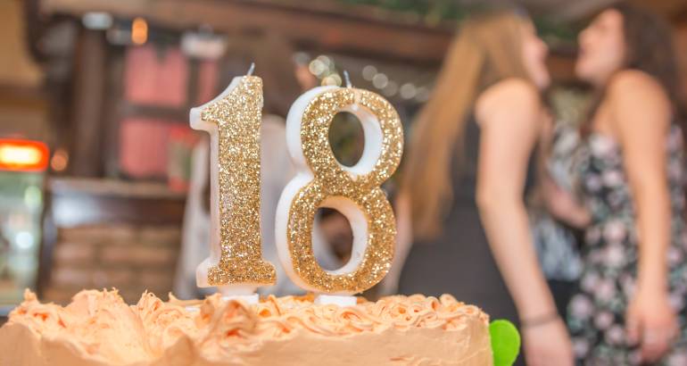 Jak się ubrać na 18-stkę? 3 stylizacje, które musisz zobaczyć