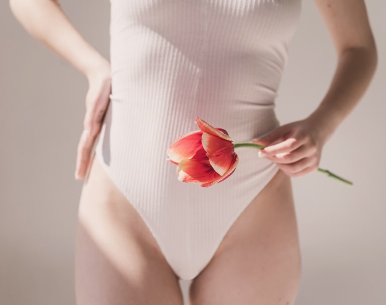 Bielizna wyszczuplająca brzuch pod sukienkę na sylwestra – jak ją dobrać do stylizacji?