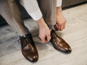 Brązowe buty: jaki pasek włożyć? Stylista radzi