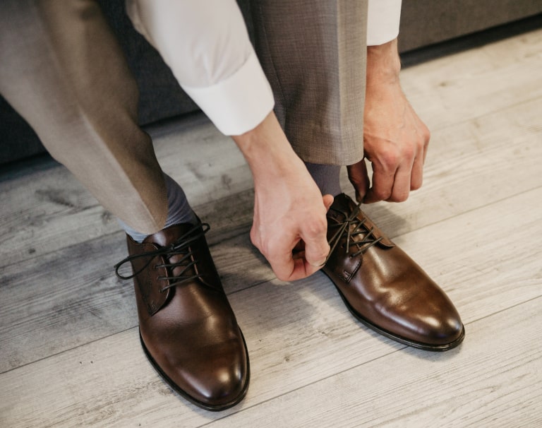 Brązowe buty: jaki pasek włożyć? Stylista radzi