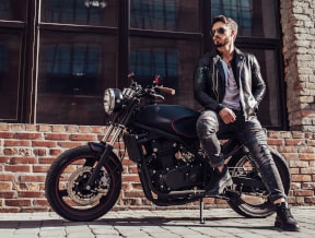 Cafe racer, czyli kurtka motocyklowa męska w stylizacjach. 5 sposobów na skórę!