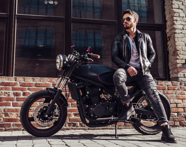 Cafe racer, czyli kurtka motocyklowa męska w stylizacjach. 5 sposobów na skórę!