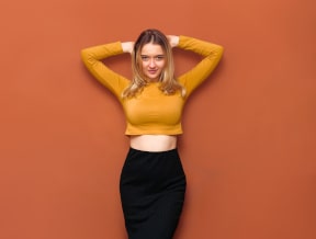 Z czym łączyć crop top z długim rękawem?