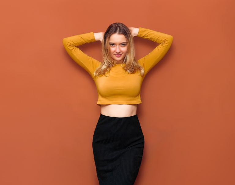 Z czym łączyć crop top z długim rękawem?