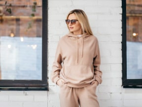 Damska bluza z kapturem – jak ją nosić? Stylista radzi