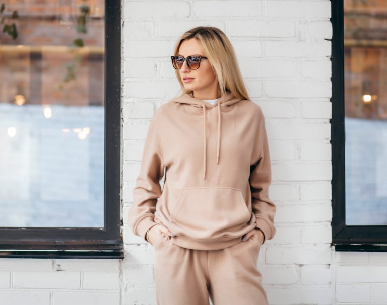 Damska bluza z kapturem – jak ją nosić? Stylista radzi