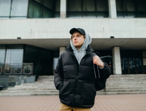 Jak nosić czapkę z daszkiem zimą? Podpowiadamy!
