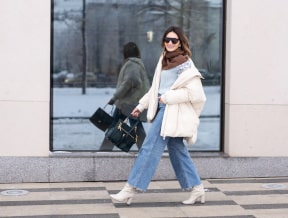 Jak nosić jeansy zimą? Stylista radzi