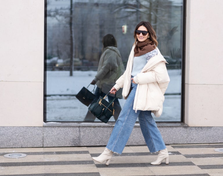 Jak nosić jeansy zimą? Stylista radzi