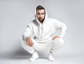 Jak nosić spodnie dresowe? Poznaj najnowsze trendy!
