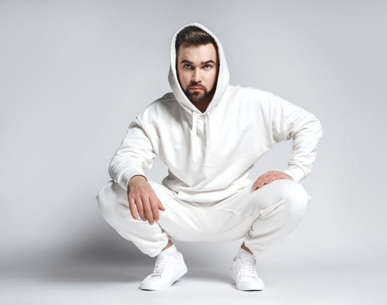 Jak nosić spodnie dresowe? Poznaj najnowsze trendy!