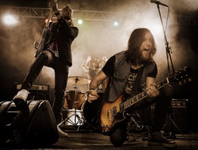 Jak ubrać się na koncert rockowy? 7 porad dla mężczyzn