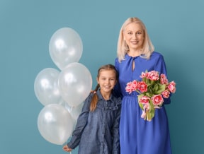 Jak się ubrać na urodziny dziecka? Stylista radzi