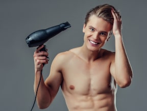 Jak ułożyć grzywkę na boki? Porady dla panów