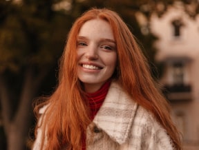 Jak zrobić piegi i podkreślić je dzięki stylizacjom? Stylista radzi