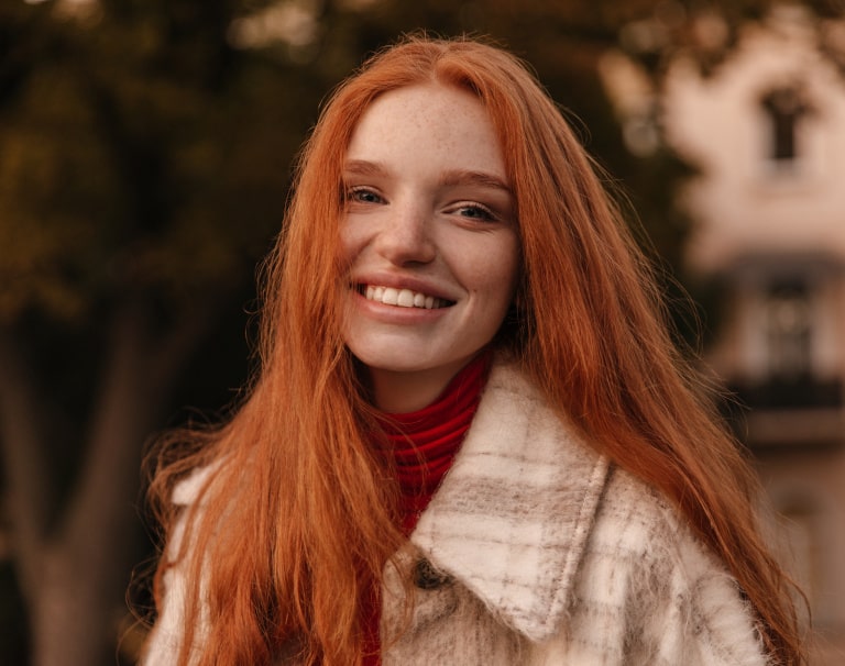 Jak zrobić piegi i podkreślić je dzięki stylizacjom? Stylista radzi