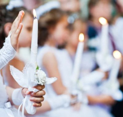 Jak się ubrać na komunię jako gość? Propozycje dla kobiet i mężczyzn