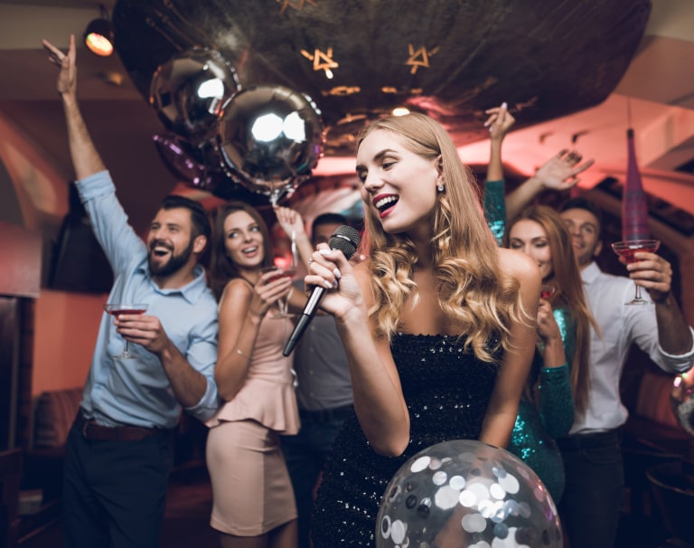 Jak zorganizować i co założyć na wieczór karaoke?