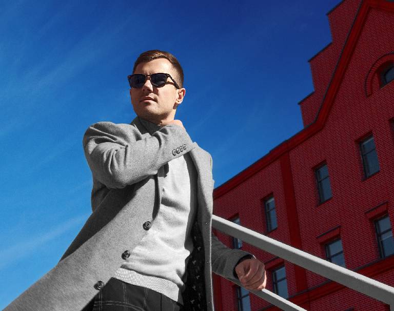 Grey city, czyli miejska stylizacja w szarym wydaniu – sprawdź inspiracje na męski garnitur szary