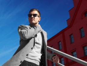 Grey city, czyli miejska stylizacja w szarym wydaniu – sprawdź inspiracje na męski garnitur szary