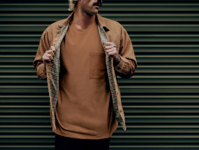Jak nosić shacket? Odkrywamy tajniki rockowego stylu