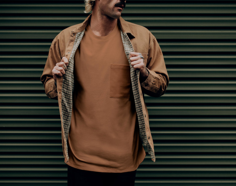 Jak nosić shacket? Odkrywamy tajniki rockowego stylu