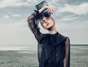 Sheer trend – jak stylizować prześwitujące ubrania?