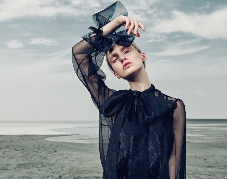 Sheer trend – jak stylizować prześwitujące ubrania?