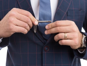 Spinka do krawata – jak nosić to eleganckie akcesorium?