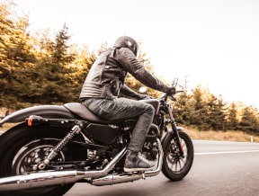 Strój motocyklisty – czego nie może zabraknąć w garderobie fana prędkości?