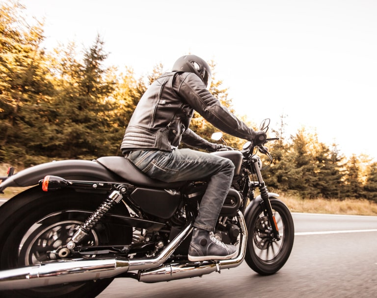 Strój motocyklisty – czego nie może zabraknąć w garderobie fana prędkości?