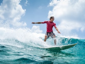 Odnajdź inspirację i zadbaj o sylwetkę, uprawiając latem surfing