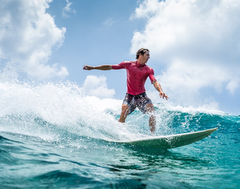 Odnajdź inspirację i zadbaj o sylwetkę, uprawiając latem surfing
