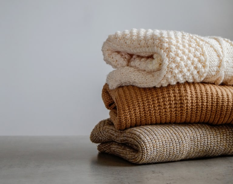 Sweter krykietowy – 5 stylizacji na każdą okazję