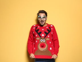 Sweter świąteczny męski – czyli jak stworzyć męską stylizację ze swetrem na święta?