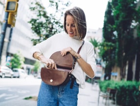 Sweter z krótkim rękawem – jak go stylizować o każdej porze roku?