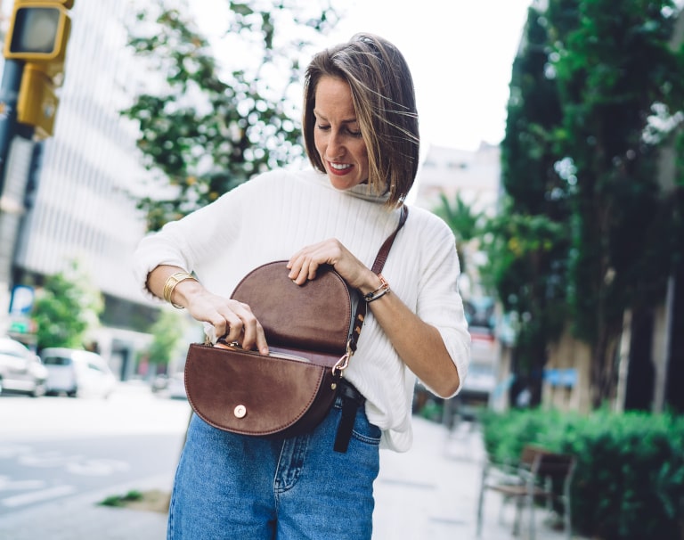 Sweter z krótkim rękawem – jak go stylizować o każdej porze roku?