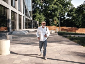 Szerokie spodnie męskie – z czym je nosić?