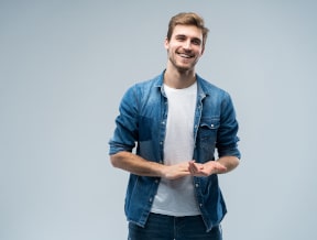 T-shirt i koszula – czy to dobre połączenie? Zobacz, jak je wystylizować!